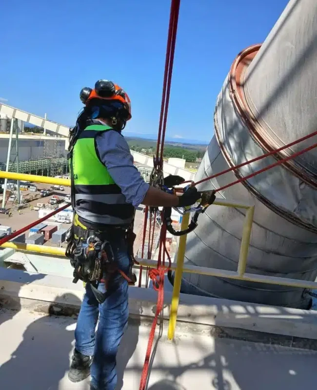 Personal profesional de alltura cumpliendo con los estandares de seguridad para trabajos en altura